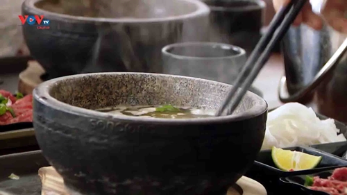 Sopa de fideos con carne bovina en cuenco de piedra, otro manjar de la gastronomía de Hanói