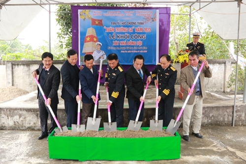 El programa Primavera en Truong Sa entrega donaciones destinadas a la construcción de casas para familias de soldados en las provincias de Thai Binh y Nam Dinh