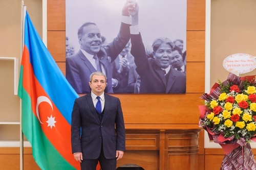 Estoy muy impresionado con los últimos logros de Vietnam , dijo el Embajador de Azerbaiyán en Vietnam