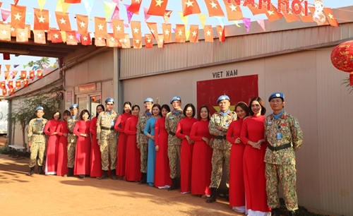 Sencilla y cálida celebración del tradicional Tet de los oficiales vietnamitas en Sudán del Sur