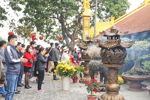 Ir a los templos la belleza de la cultura vietnamita a principios de la Primavera