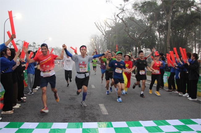 Ciudad de Hue: Más de 3000 personas participan en la carrera por la salud  pública