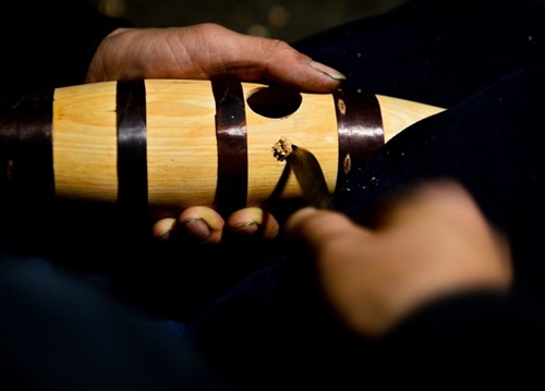 Arte de hacer instrumento musical tradicional de los Mong en Ha Giang