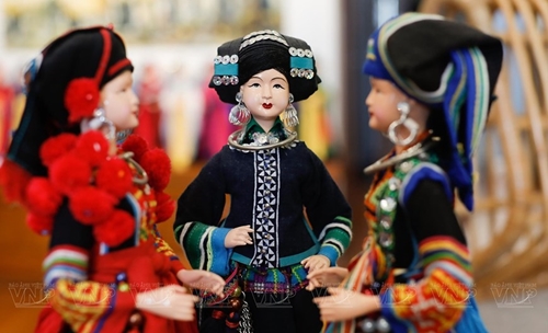 Pintor vietnamita elabora trajes étnicos para muñecas