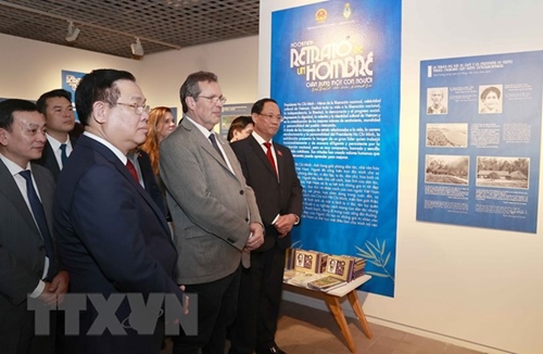 La imagen del presidente Ho Chi Minh brilla en la exposición fotográfica y la gala conmemorativa en Argentina