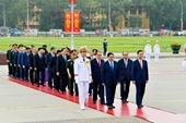 Altos líderes de Vietnam visitan el Mausoleo del Presidente Ho Chi Minh