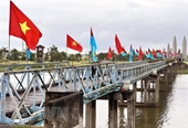 La ceremonia de izamiento de la bandera para conmemorar la reunificación nacional a orillas del río Ben Hai