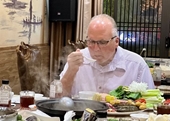 Pruebe el hotpot de camarones en Hanói recomendado por el político estadounidense