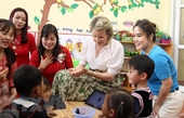 La reina belga impresionada por el progreso de Vietnam en la protección infantil