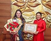 Representante de ONU Mujeres honrada en Vietnam