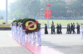 Líderes del Partido y del Estado visitan el Mausoleo del presidente Ho Chi Minh