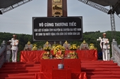 Conmemoración y entierro de los restos de diez mártires muertos en Laos