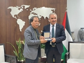 Poeta vietnamita recibe medalla de presidente palestino