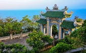 Contemplan la hermosa pagoda Linh Ung en la península de Son Tra