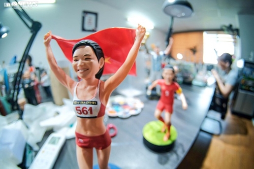 Contemplan muñecos de los atletas campeones de SEA Games 32