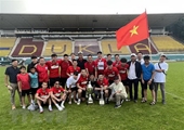 El equipo de fútbol de la comunidad vietnamita en Checa defiende su campeonato