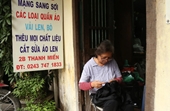 Rara artesana que remienda recuerdos en Hanói