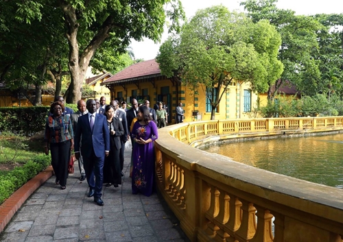 El presidente de la Asamblea Nacional de Costa de Marfil visita el complejo histórico de Ho Chi Minh