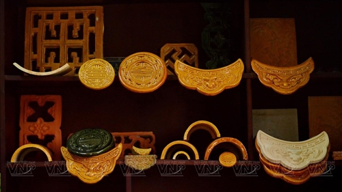Preservan oficio de fabricación de azulejos reales en Vietnam