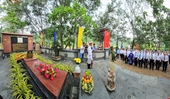 Autoridades y antiguos líderes del país rinden homenaje a los héroes caídos por la patria en Con Dao