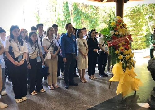 Jóvenes vietnamitas en el extranjero homenajean a los héroes y mártires fallecidos por la independencia nacional