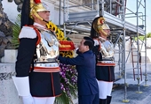 Presidente de Vietnam coloca flores al monumento del primer rey de Italia unificada