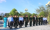 Oficiales del Ministerio de Defensa entregan donaciones a personas meritorias en Quang Ninh