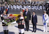El presidente Vo Van Thuong deposita flores al monumento del primer rey de Italia unificada