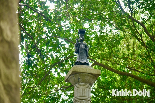 Estatua de bronce en honor al Rey Le Thai To
