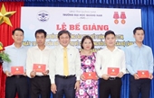 Veinte estudiantes completan el programa básico de formación en idioma laosiano