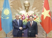 El titular del Parlamento Vuong Dinh Hue se entrevista con el Presidente de Kazajstán