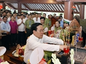 El Jefe del Estado Vo Van Thuong rinde homenaje al presidente Ho Chi Minh en Ba Vi