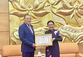 Conceden medalla conmemorativa de amistad al embajador de Kazajstán