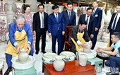 Los mandatarios de Vietnam y Kazajstán visitan la antigua aldea de cerámica Chu Dau