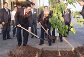 El presidente del Senado japonés regala un cerezo rojo de Osaka a la Asamblea Nacional de Vietnam