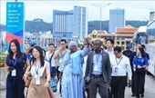 Delegados de la IX Conferencia Mundial de Jóvenes Parlamentarios visitan la Bahía de Ha Long