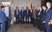 Vuong Dinh Hue se reúne con líderes de Federación de Cámaras de Comercio e Industria en Bangladesh