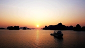 Contemplar el atardecer en la bahía de Ha Long desde barco e hidroavión