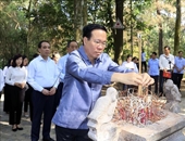 El Presidente de Vietnam ofrenda incienso en la zona de reliquias especiales nacionales de Tan Trao