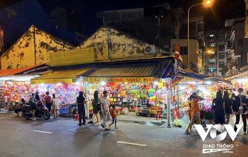La atmósfera del Festival del Medio Otoño prevalece en la calle de los farolillos