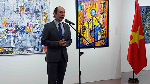 Exposición de pinturas de Yandi Monardo con artistas vietnamitas