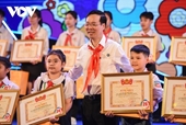 El Jefe de Estado comparte la solidaridad con niños de Binh Phuoc en el Festival del Medio Otoño 2023