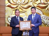 Vietnam otorga medalla conmemorativa al embajador de Laos