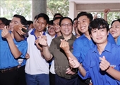 Premier de Vietnam aclara dudas de votantes jóvenes en Can Tho