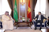 El primer ministro vietnamita recibe a los ministros de economía y de recursos humanos de Arabia Saudita