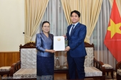El Director del Departamento de Protocolo de Estado recibe copia de las Credenciales de la Embajadora laosiana