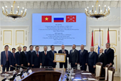 Entregan la Orden de la Amistad de Vietnam al Gobernador de San Petersburgo
