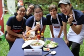 Diplomáticos extranjeros en Vietnam aprenden cocinar Pho