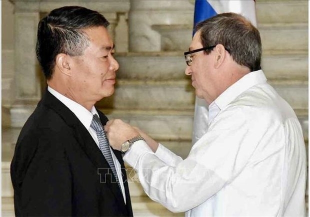 Confiere Cuba Medalla de la Amistad a embajador de Vietnam