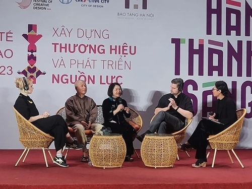 Hanói consulta experiencias británicas de desarrollo de la Ciudad Creativa